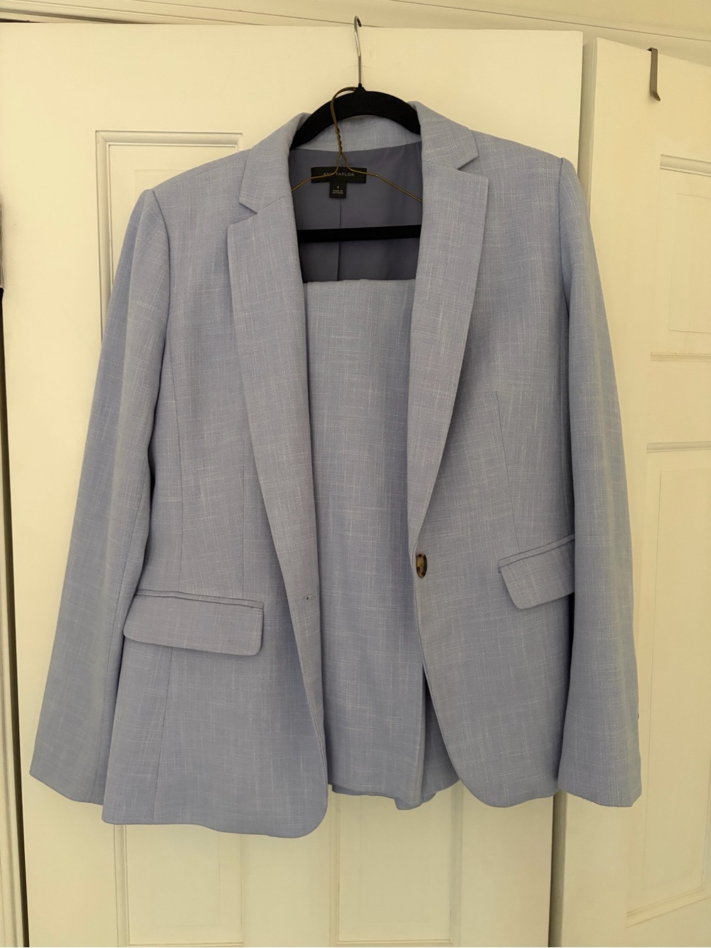 Ann Taylor pant suit  Textured Blazer - Classic Single-Button